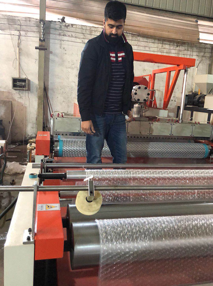 LSPE1500型緩沖復(fù)合PE氣泡膜機(jī) 全自動(dòng)高速氣墊膜機(jī) 氣泡膜機(jī)器06